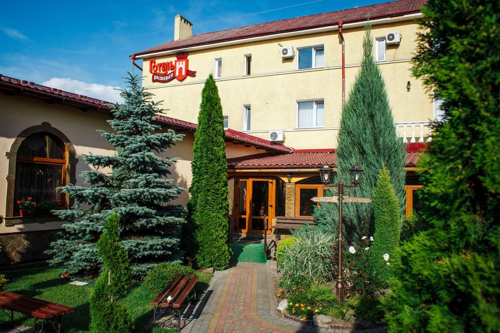 Hotel Stanislavskiy Dvir Iwano-Frankiwsk Exterior foto